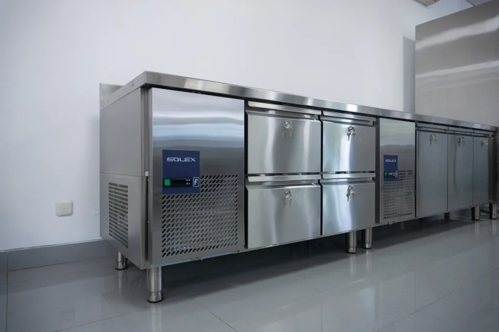 Unit Solex counter freezer stainless steel dengan dua pintu, berfungsi sebagai meja kerja dan pendingin untuk peralatan dapur komersial profesional.