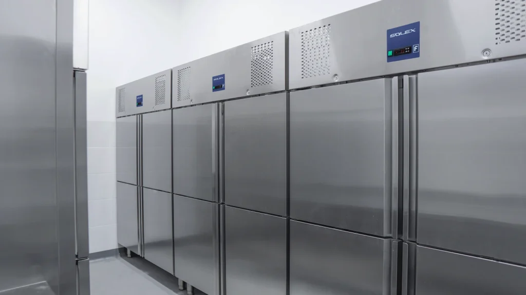 Jajaran unit chiller dan freezer Solex berjajar, menunjukkan kesiapan sebagai peralatan dapur MBG untuk program skala nasional.